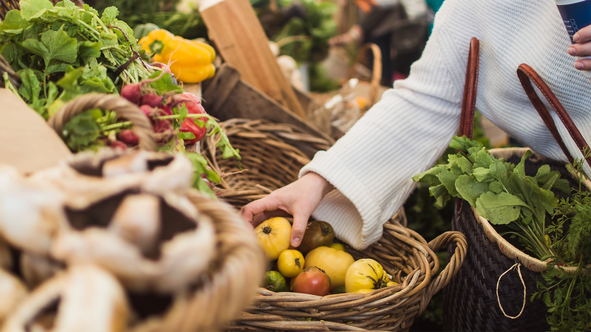 iagen de una persona comprando alimentos frescos en un mercado local
