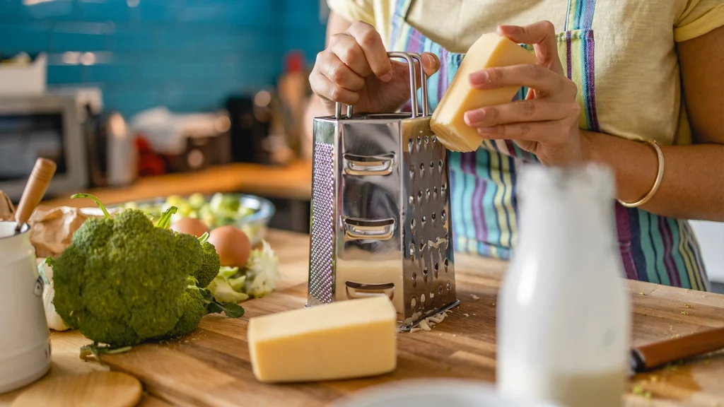 imagen de una mujer cocinando con queso