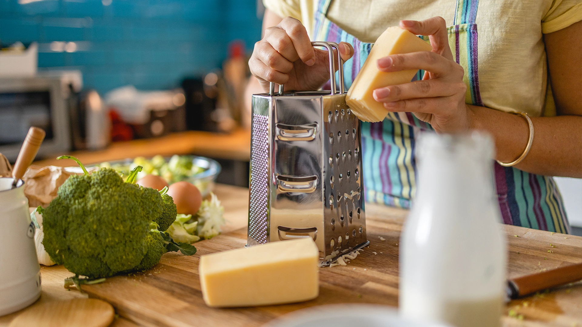 imagen de una mujer cocinando con queso